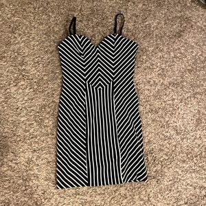 🖤🤍 GUESS Chevron Striped Dress